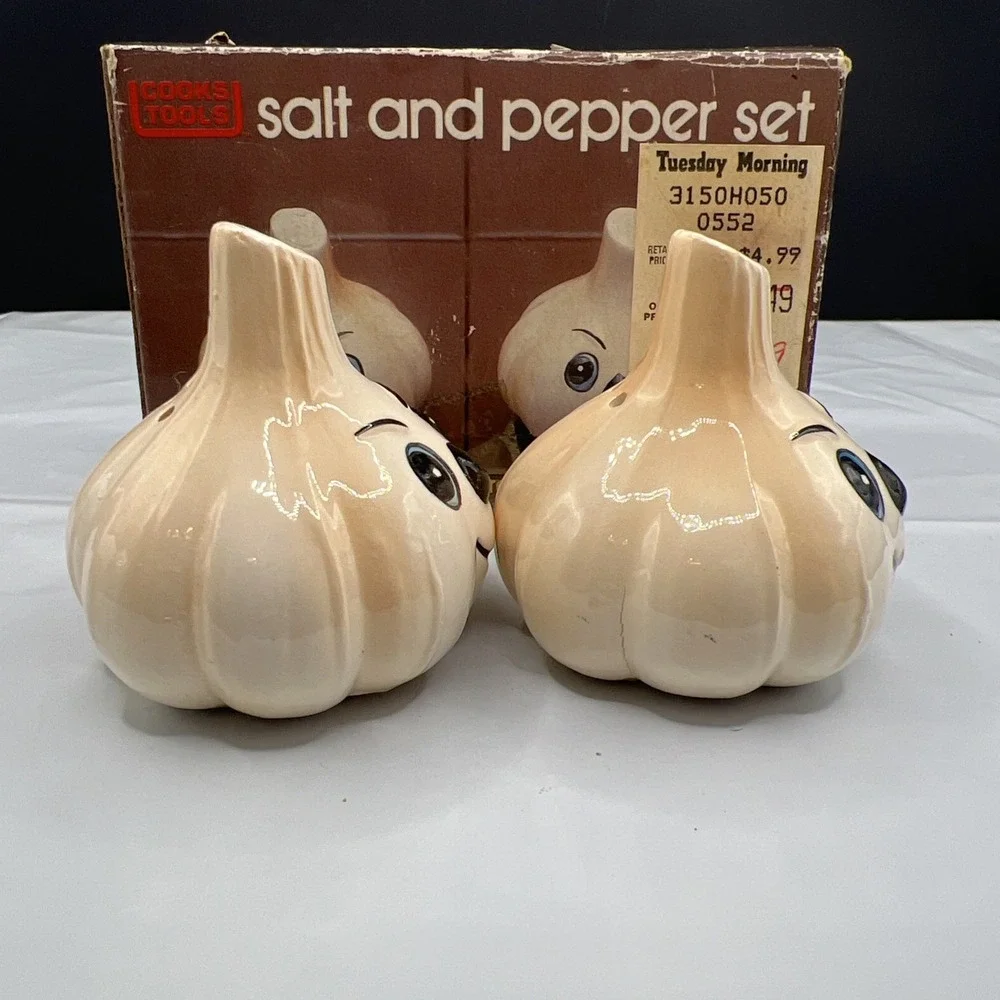 Vintage 1983 Cooks Tools Garlic Salt and Pepper Shakers Set Box Tuesday Morning